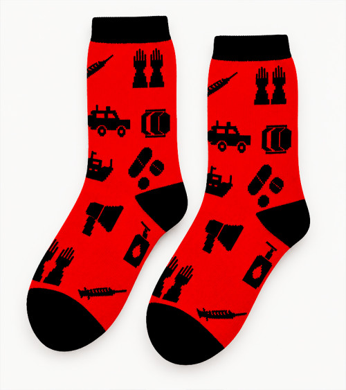Calcetines rojos y negros con motivos gráficos de Médicos Sin Fronteras