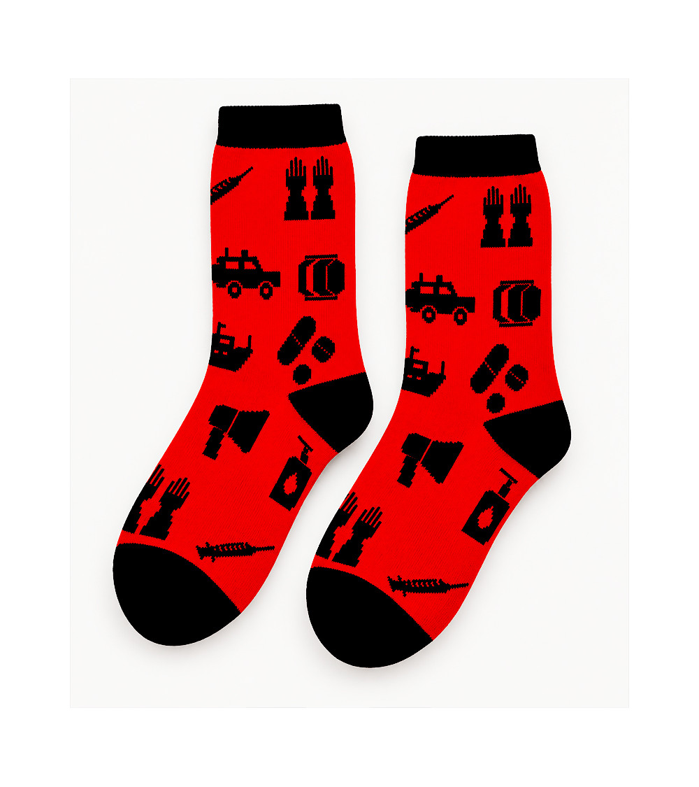 Calcetines rojos y negros con motivos gráficos de Médicos Sin Fronteras