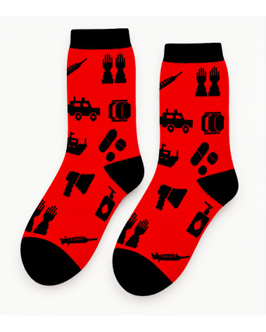 Calcetines rojos y negros con motivos gráficos de Médicos Sin Fronteras