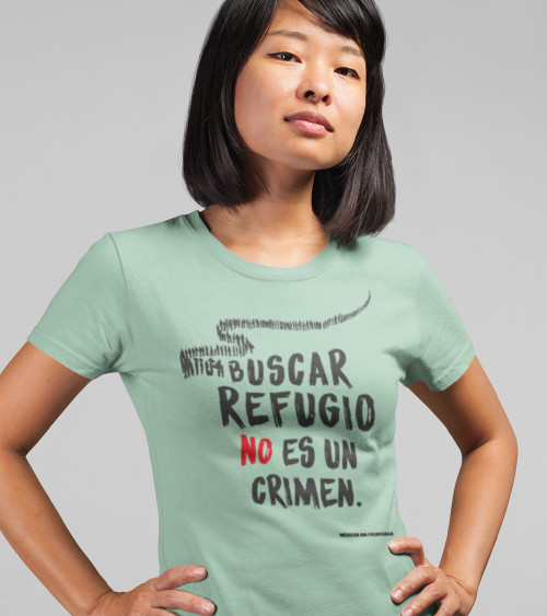 Camiseta solidaria Buscar refugio verde mujer